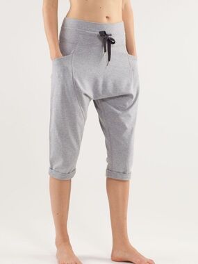 Lululemon Liberty Harem Cropped Pants in Grey. Yoga. Pilates. Loungewear. EUC.